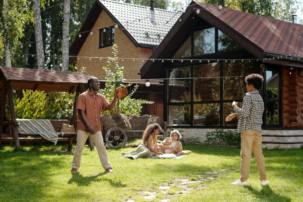 Люди отдыхают и занимаются хобби