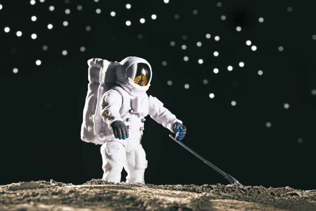 Миниатюрная игрушка-космонавт на Луне