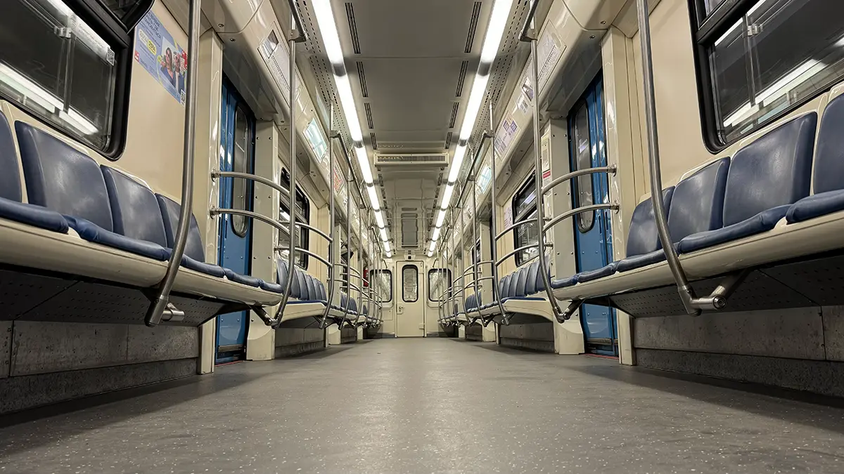 Мужчину арестовали на 15 суток за домогательство женщины в столичном метро