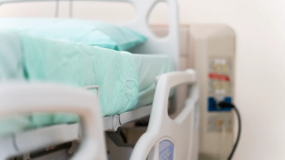 Девочка, выпавшая из окна пятого этажа дома в Москве, умерла в больнице