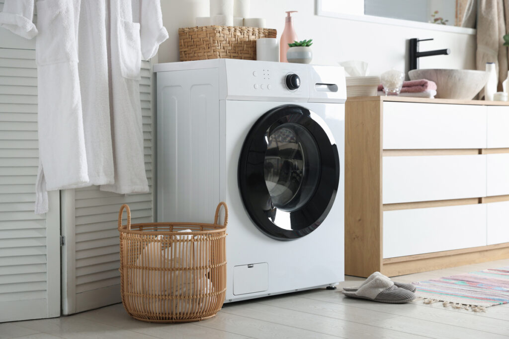 Стиральная машина и корзина для белья
