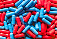 Иллюзии, которые лечат не хуже скальпеля Красная модель мозга и белые таблетки и бюст