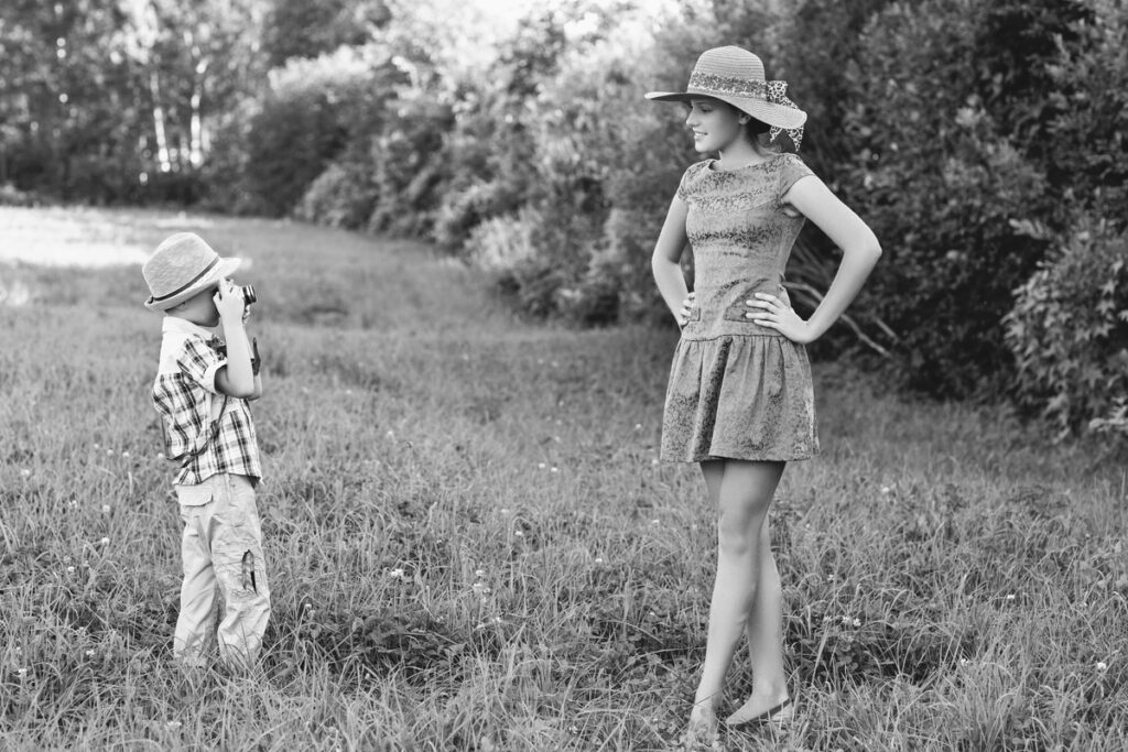 Мальчик фотографирует молодую женщину