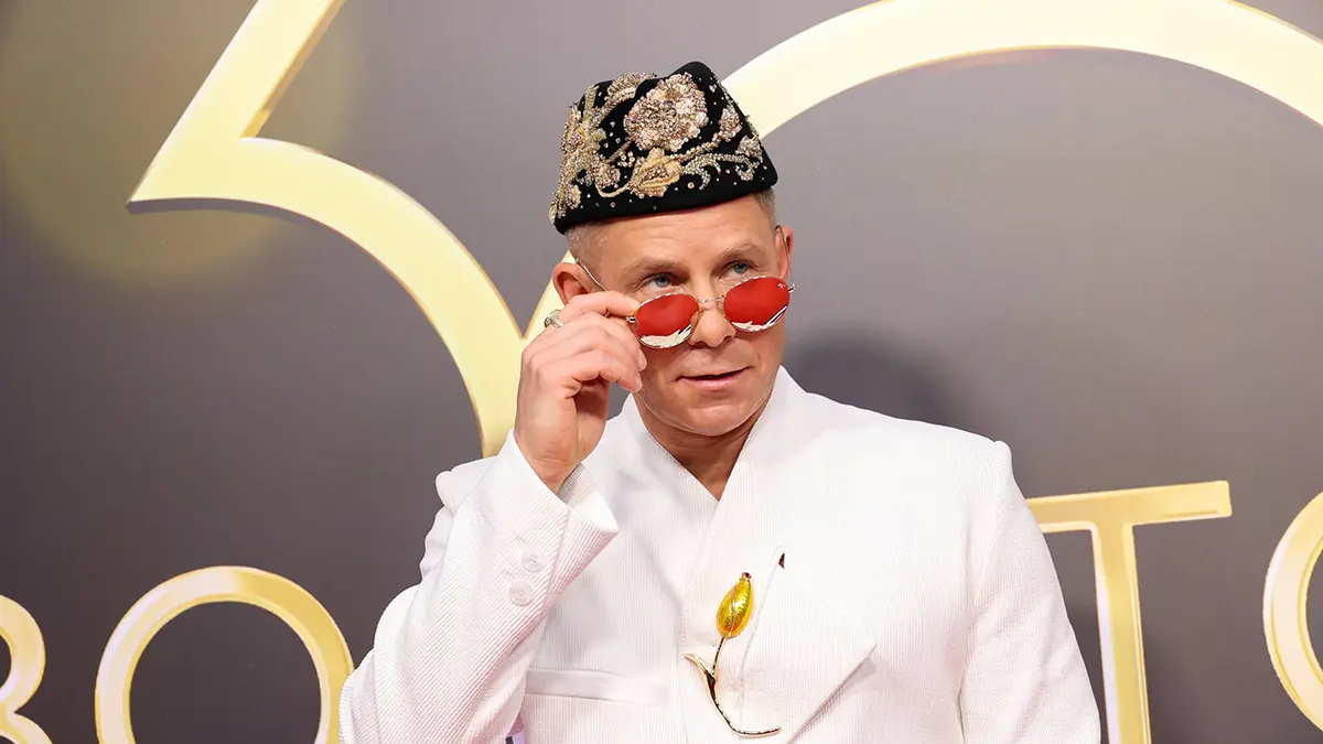 Митя Фомин упал со сцены во время концерта в Шерегеше