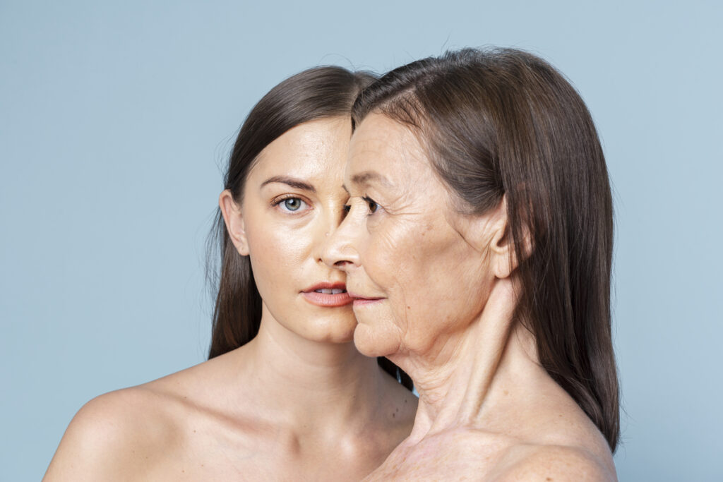 Молодая девушка и пожилая женщина