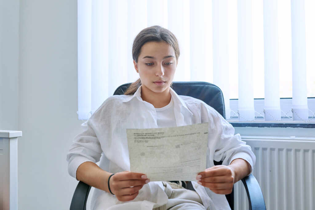 Пациент читает новости о вакцине