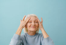 Мы больше не должны скрывать свой возраст Пожилая женщина массирует виски