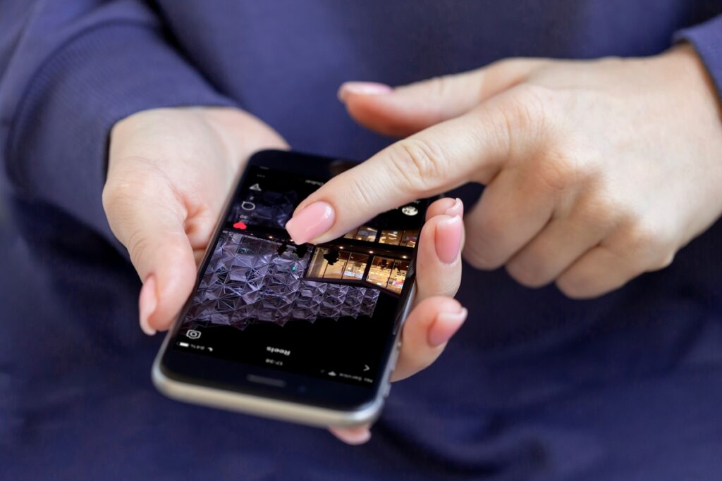 Женщина листает ленту TikTok