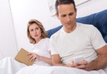 Ультракороткие фильмы и микродрамы: как кино сжалось до минуты Женщина с подозрением смотрит на мужа, который переписывается с кем-то в постели