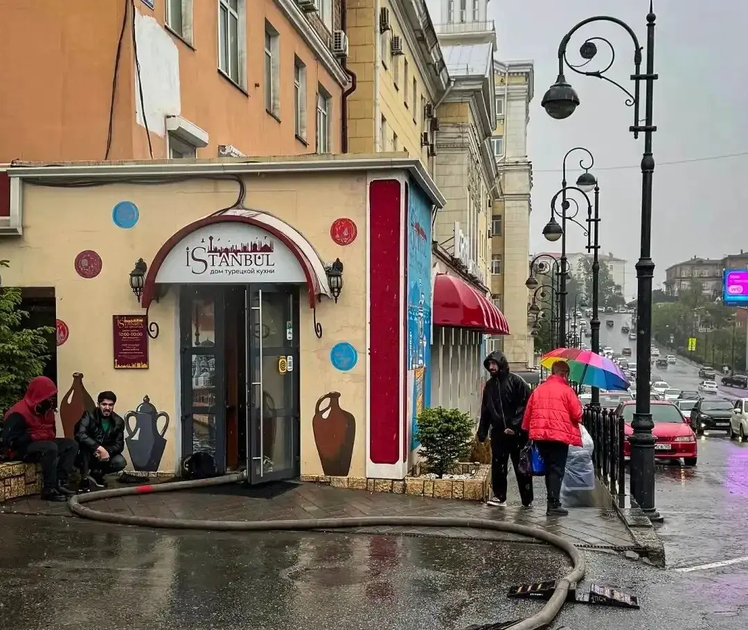 Пожарные МЧС спасли кота из загоревшегося ресторана Istanbul во Владивостоке Пресс-служба ГУ МЧС России по Приморскому краю