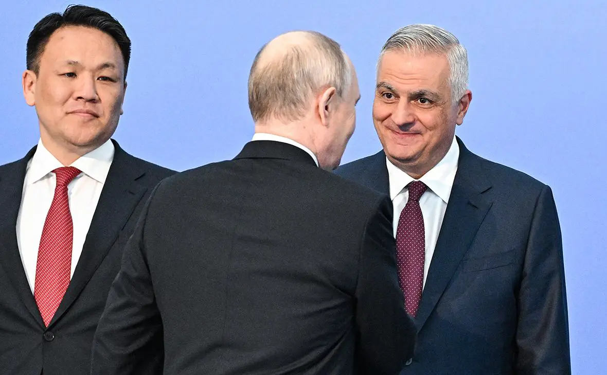 Владимир Путин (в центре) и Мгер Григорян (справа) (Сергей Бобылев / ТАСС)