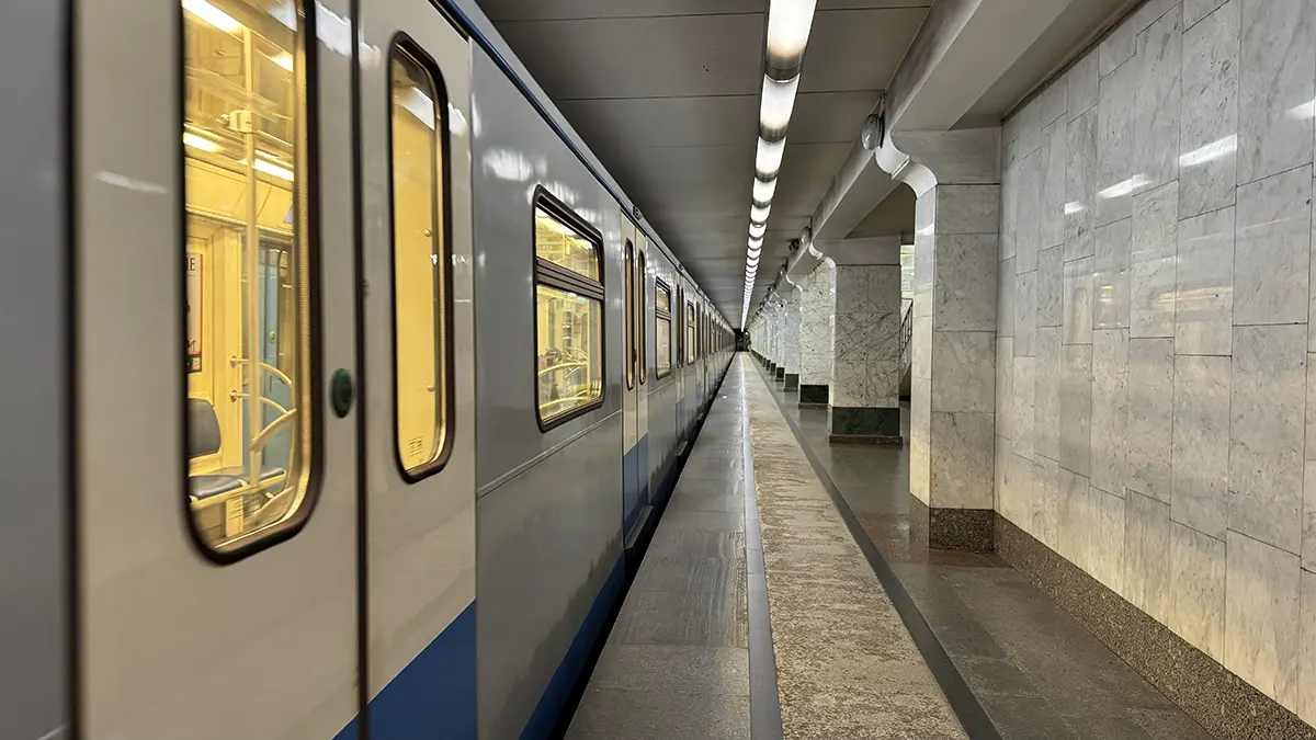 Человек упал на пути на юге Серпуховско-Тимирязевской линии метро Москвы