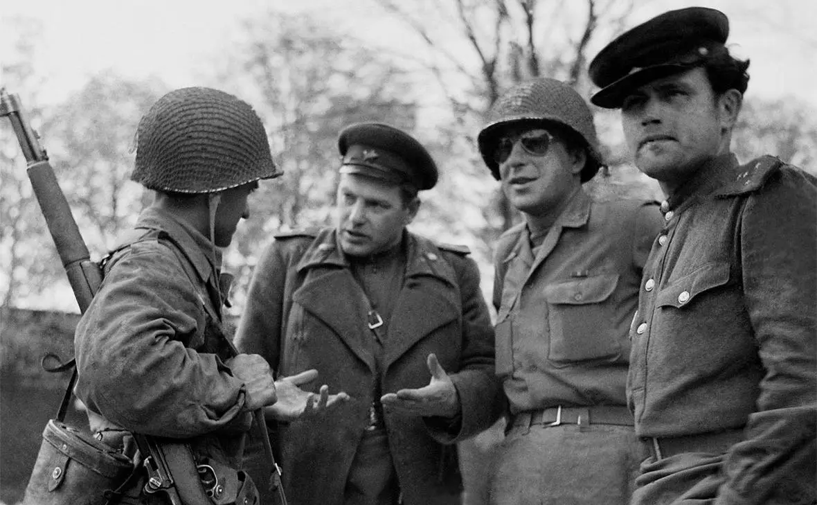 Советские и американские солдаты во время беседы, 1945 год (William C Allen / AP / ТАСС)