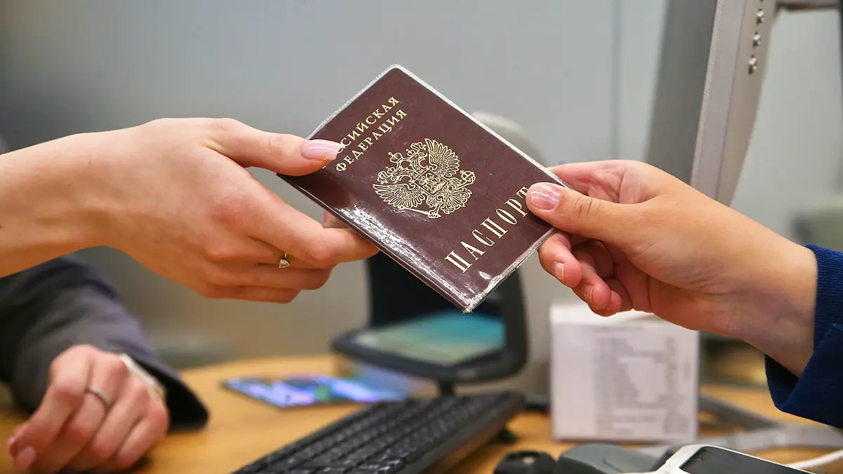 Лишенной гражданства за оскорбления русских людей женщине вернули паспорт России