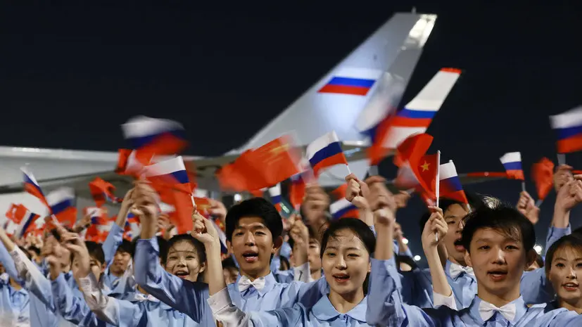 Дети приветствовали Путина на площади Тяньаньмэнь в Пекине
