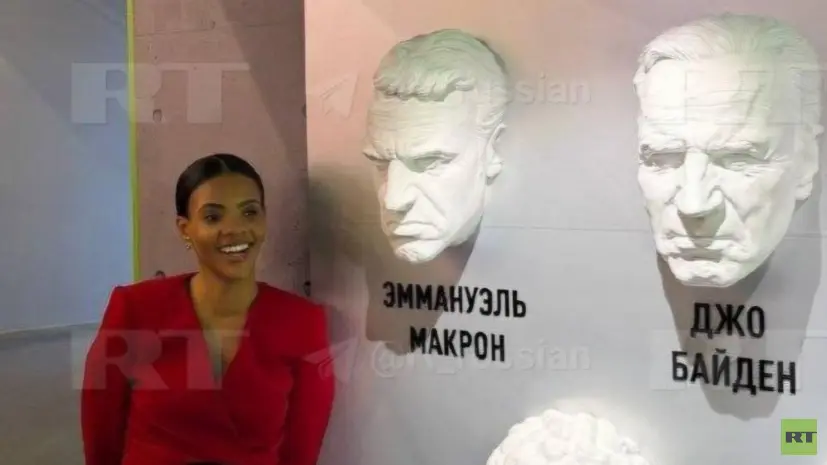 Журналистка Кэндис Оуэнс на стенде RT на ПМЭФ сфотографировалась со «злобным Макроном»