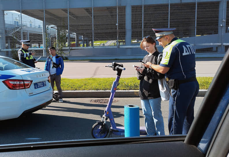 Сотрудники Госавтоинспекции во время проведения профилактического мероприятия «Кикшеринг» в Санкт-Петербурге (август 2024 года)