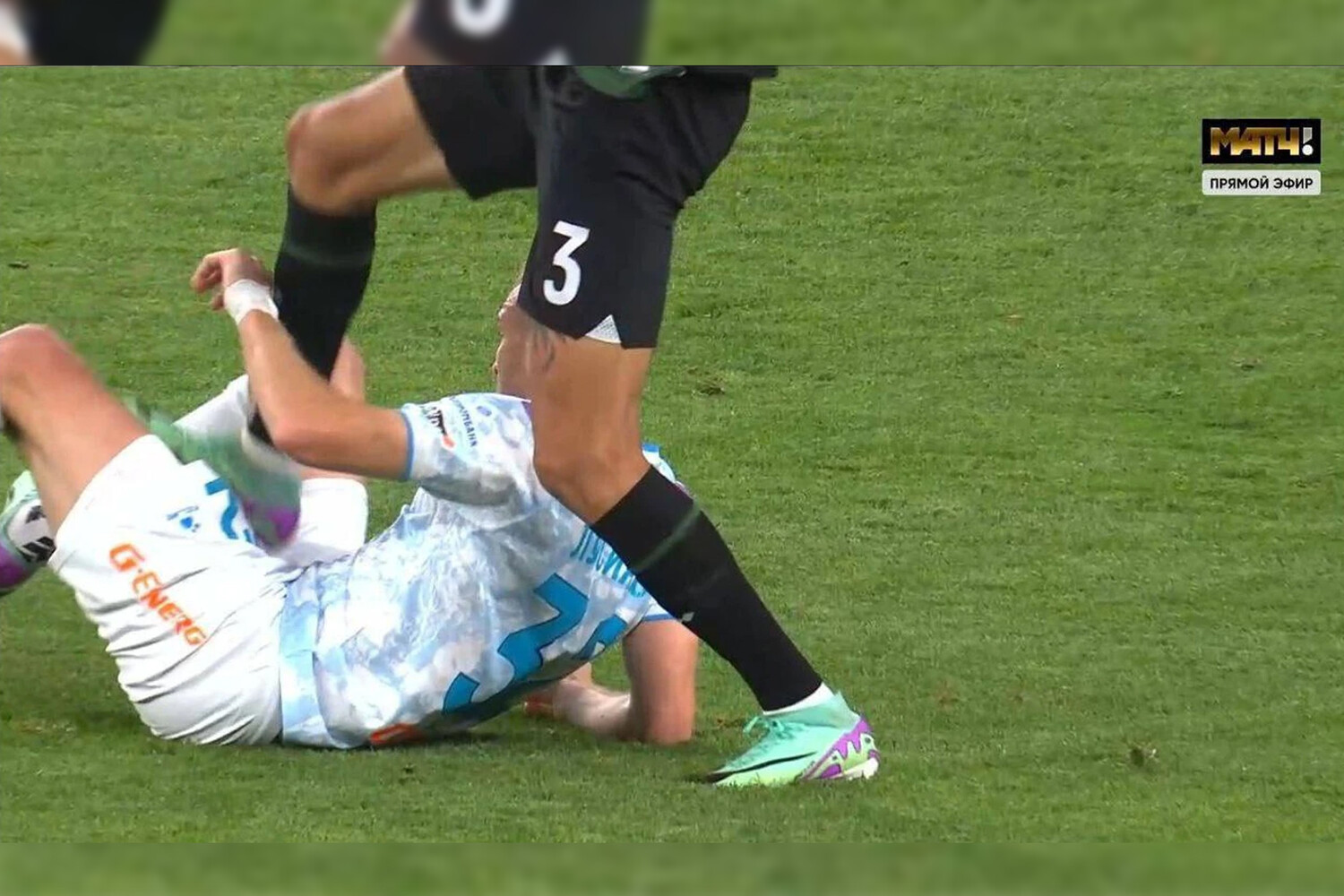 Острый момент в матче «Зенита» с «Краснодаром» 6959db72-4956-4df9-86ad-803e2266e24b-674c32e0