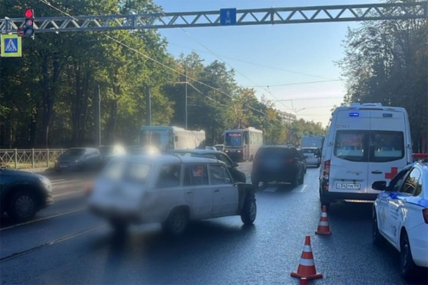 Дорожный инцидент в Санкт-Петербурге: семья пострадала на пешеходном переходе b466f585-2ef5-4bbc-a87e-6e759561d7a9-674d991d