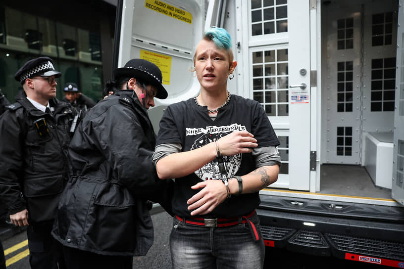 Экоактивистки получили тюремные сроки за акцию с картиной Ван Гога ffc39add-65ce-47c8-9dff-2f7f66b4ac95-674ba4a2