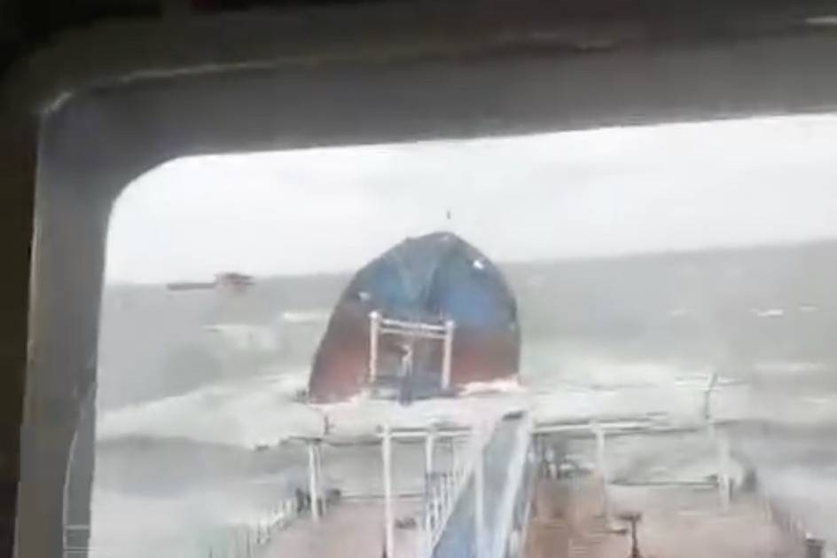 Экипаж танкера в Керченском проливе находится в безопасности после происшествия 5d70d7c8-11e8-4569-998d-2f3d359091e0-67b32073