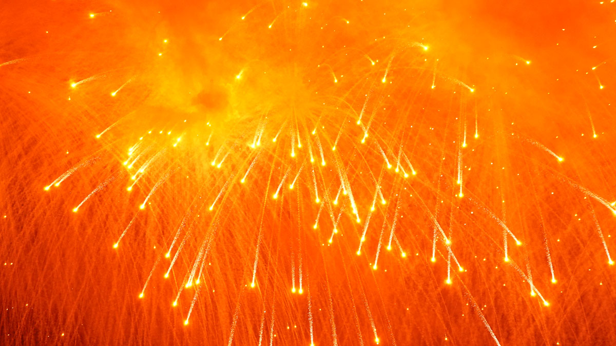 На Красной площади произошло неожиданное фейерверк-шоу из-за обмана телефонных мошенников Салют в честь Дня Победы в Лужниках