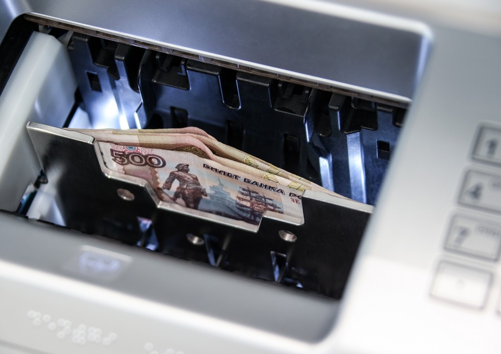 Пенсионер снял 800 тысяч рублей для больной сестры и отдал их мошенникам