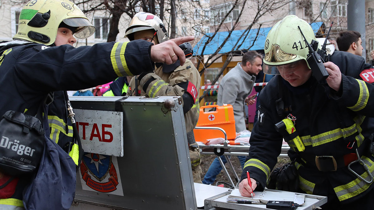 Пожарные расчеты у жилого дома в Пресненском районе, где в одной из квартир произошло возгорание