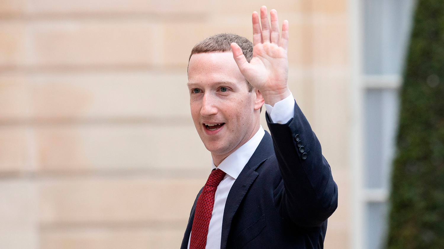 Цукерберг высказался об инновационном развитии Apple Mark Zuckerberg chief executive officer and founder of Facebook Inc arrives at the Elysee Palace