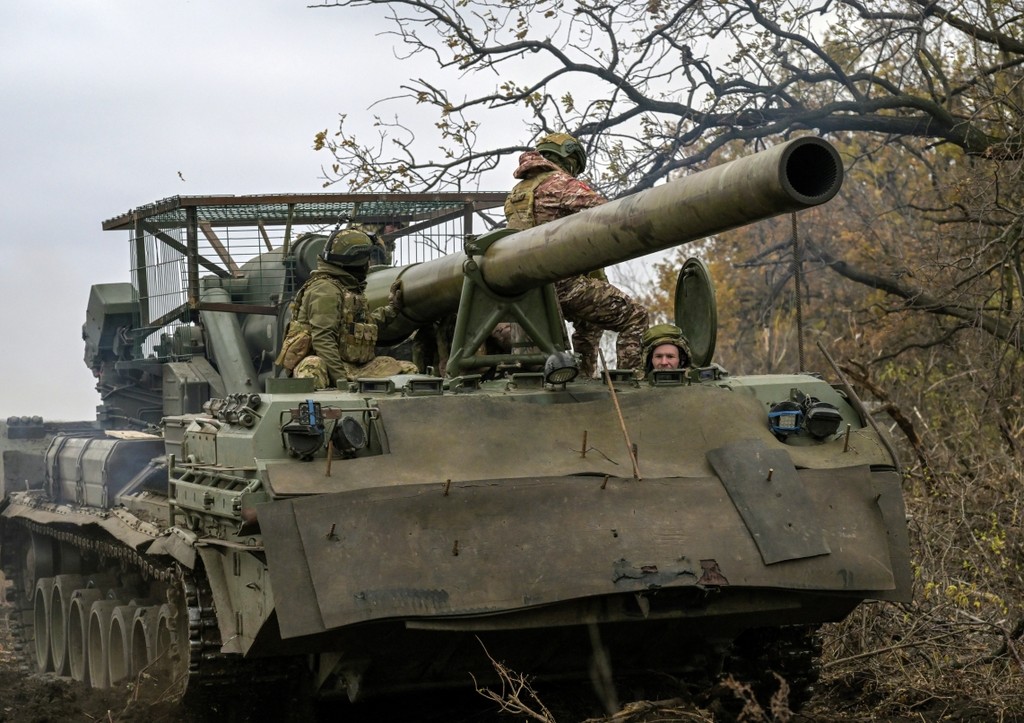 Военнослужащие расчета самоходной артиллерийской установки (САУ) 2С7М «Малка» 