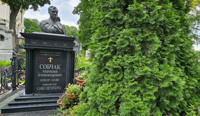 Как выглядит особо охраняемая могила похороненного 24 года назад отца Ксении Собчак a39738f0-e013-44d0-aa79-d672303c676f-67cf0785