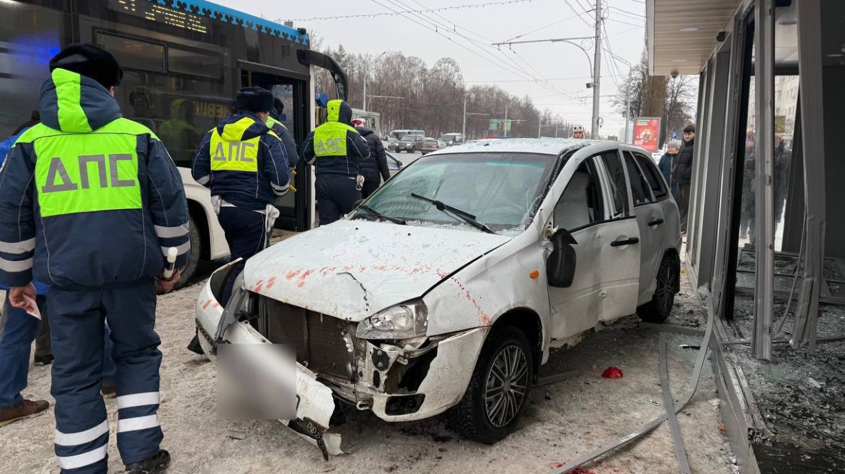 В Уфе медики оказывают помощь юному пострадавшему после инцидента на остановке c51815db-c13a-44dc-953d-5fafa037ae86-67eed9ad