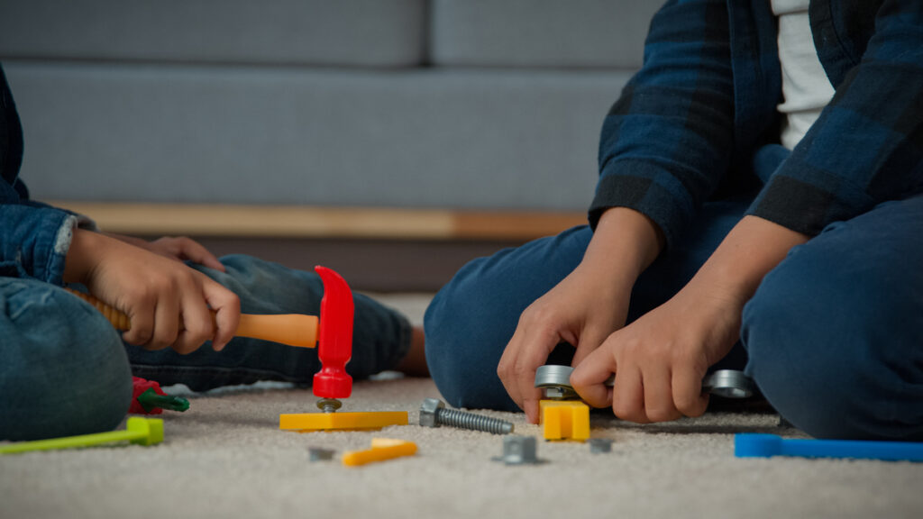 игрушки в виде инструментов