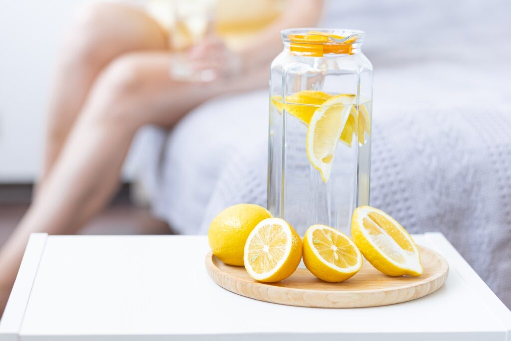 стакан воды с лимоном