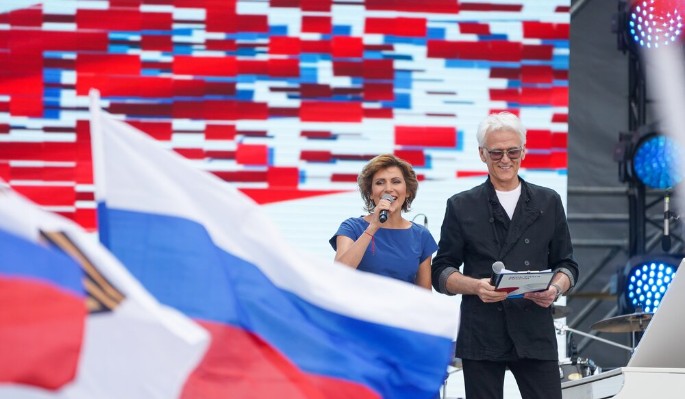 Грандиозный праздничный концерт в честь государственного символа России 03484644-a6b4-4925-b833-75d1705e392d-67fb283d