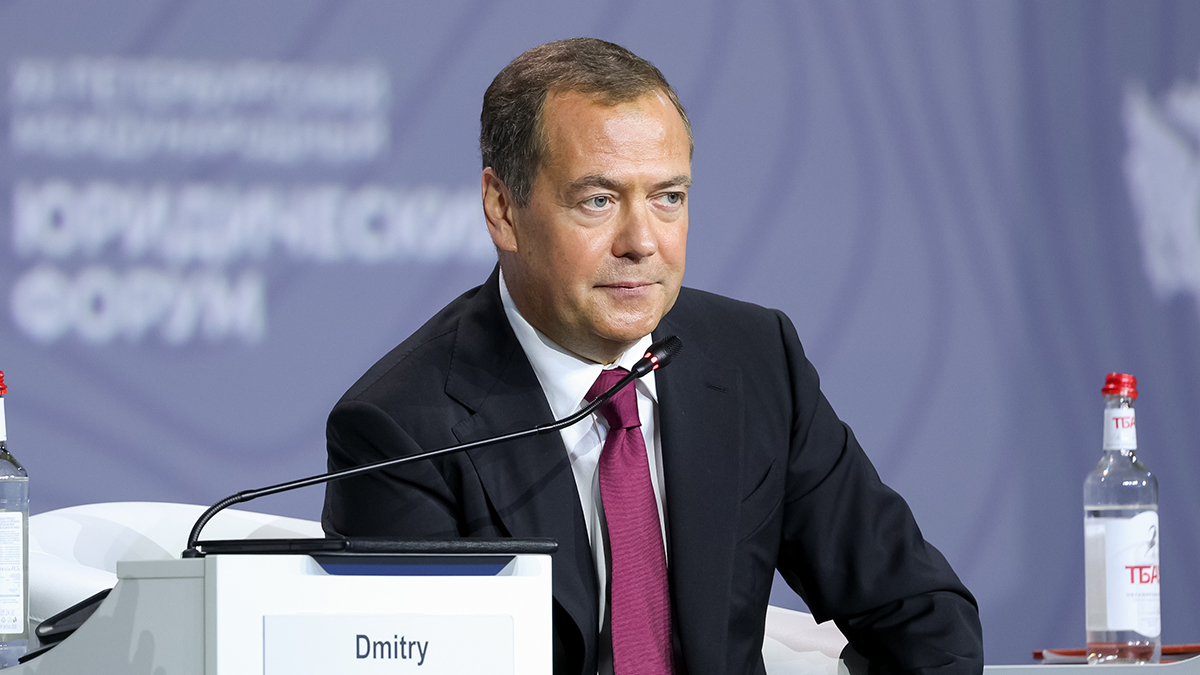 Медведев: Европа отдаст огромную сумму, чтобы собрать Украину по кусочкам