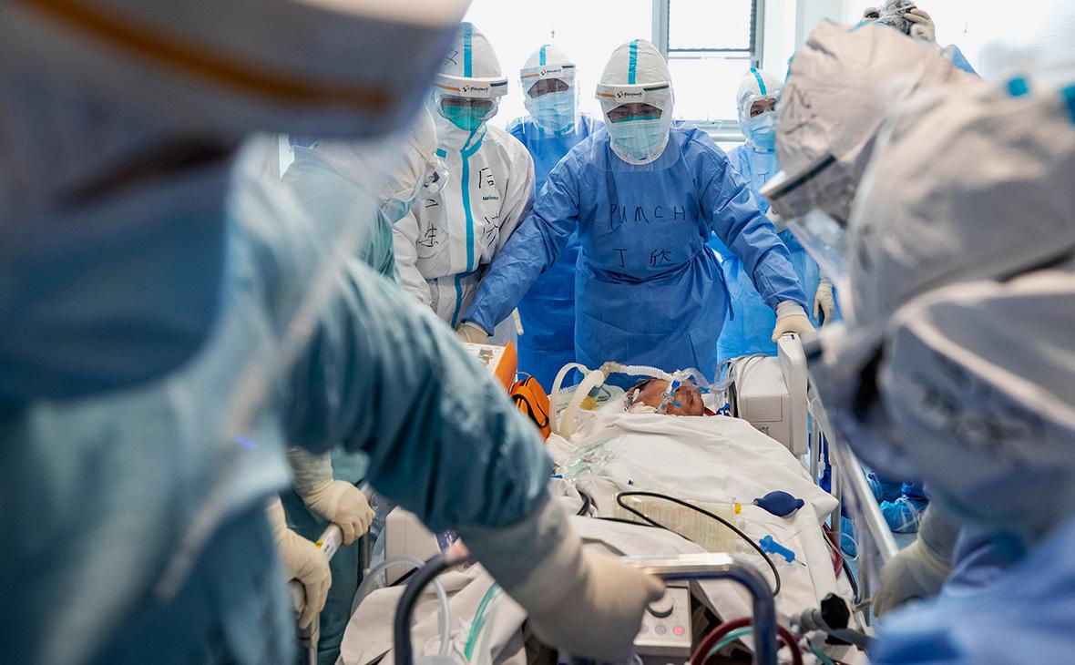 Отделение интенсивной терапии в больнице в Ухане, Китай, во время пандемии COVID-19, 2020 год<br />
<br />
(Shen Bohan / XinHua / Global Look Press)