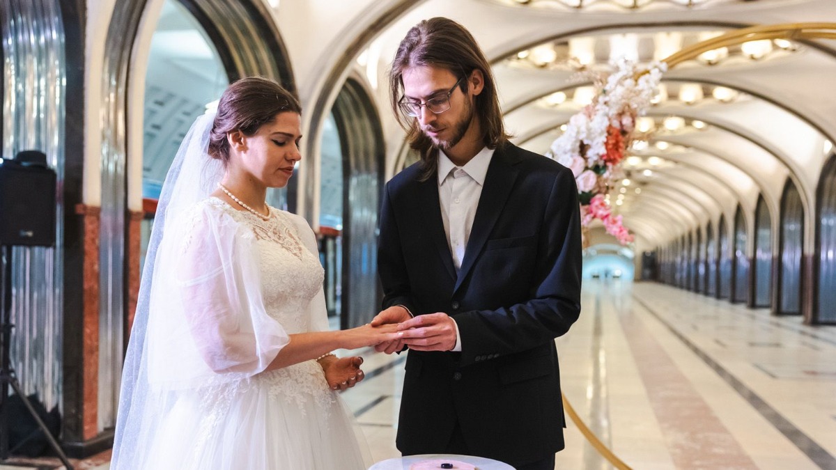 Легендарная станция московского метро открыла новый свадебный сезон романтическими церемониями 49affadd-872d-4847-b633-1113c899b8b3-67f28ad3