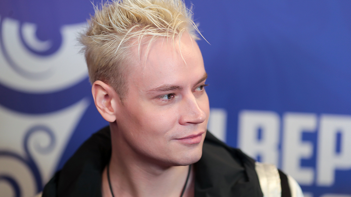 Романтичный момент артиста SHAMAN и Екатерины Мизулиной на встрече со школьниками Концерт и награждение победителей конкурса художественных работ «Мы верим твердо в героев спорта»