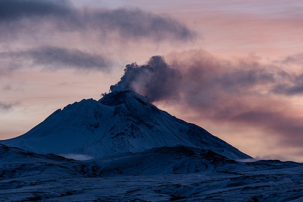 Вулкан Безымянный демонстрирует активность: свыше 100 сейсмособытий за 24 часа 5cb68291-7f47-47d4-a418-46ec9ec3439e-6800e6b5