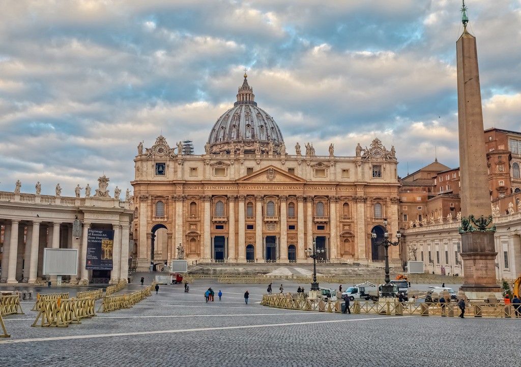 Мужчина устроил погром в храме папы римского