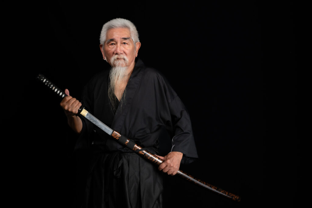 старый самурай с катаной