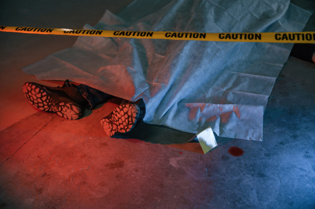 труп мужчины под белой простынью