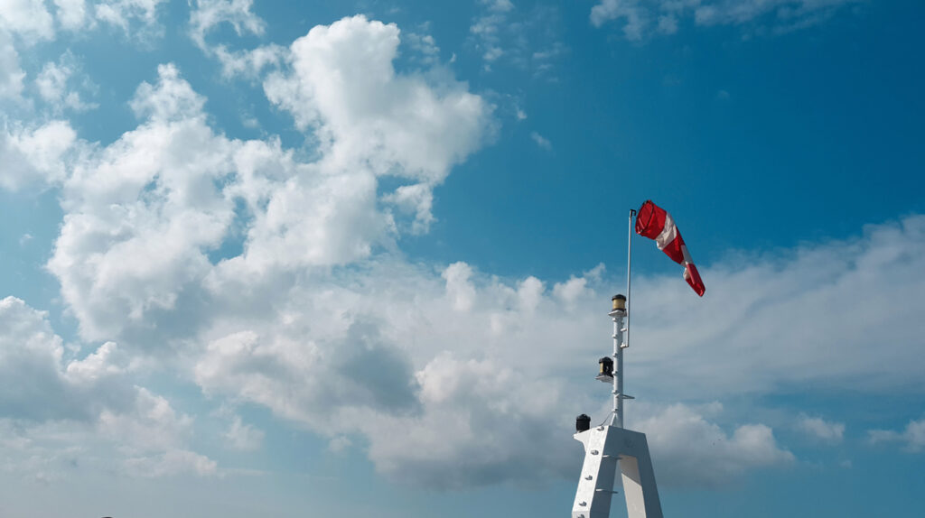 ветроуказатель на фоне неба