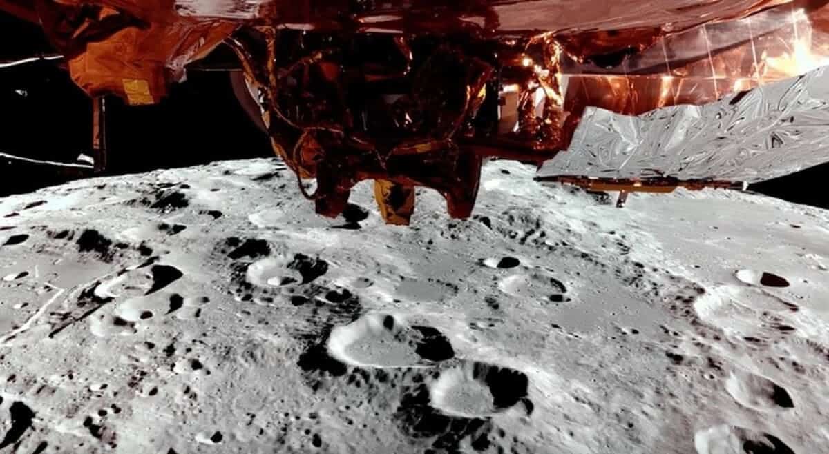 Blue Ghost запечатлел поверхность Луны крупным планом zapechatlel poverhnost luny krupnym planom-dmvv-ru-174065594800-0