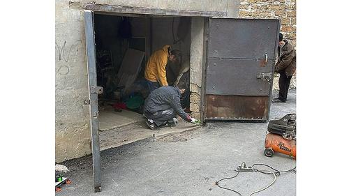 В Евпатории дорожники закатали ворота гаража асфальтом