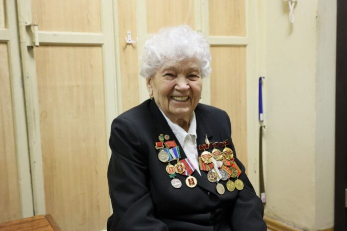 Артем Жога наградил Валентину Рябцеву медалью в честь 80-летия Великой Победы-0