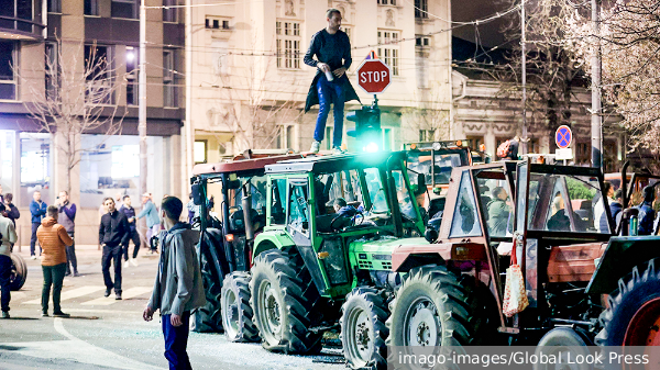 В результате протестов в Белграде «уничтожено» более 100 тракторов