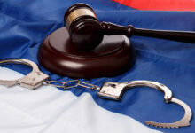 Генеральная прокуратура РФ раскрыла детали громкого дела бойцов ВСУ в Курской области Gavel over russian flag