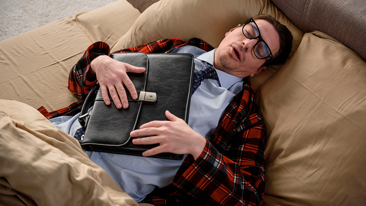 Почему сны о работе помогают нам стать лучше и как вернуть спокойный сон Tranquil,Man,Having,Rest,In,Bedroom,Before,Work.,He,Is